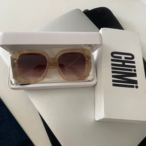 Chimi - Säljer dessa chimi glasögon då de var för stora på mig. Köpta här på plick, men är fortfarande i bra skick. Skriv vid intresse samt fler bilder. Skickar i samma tillhörande box och fodral som förra säljaren. 
