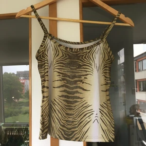 Mönstrad topp  - En jättefin mönstrad topp som passar S, M och L pga stretch. Tecken på användning finns då det finns två små röda fläckar på toppen men de syns knappt. Frakt ingår ej 