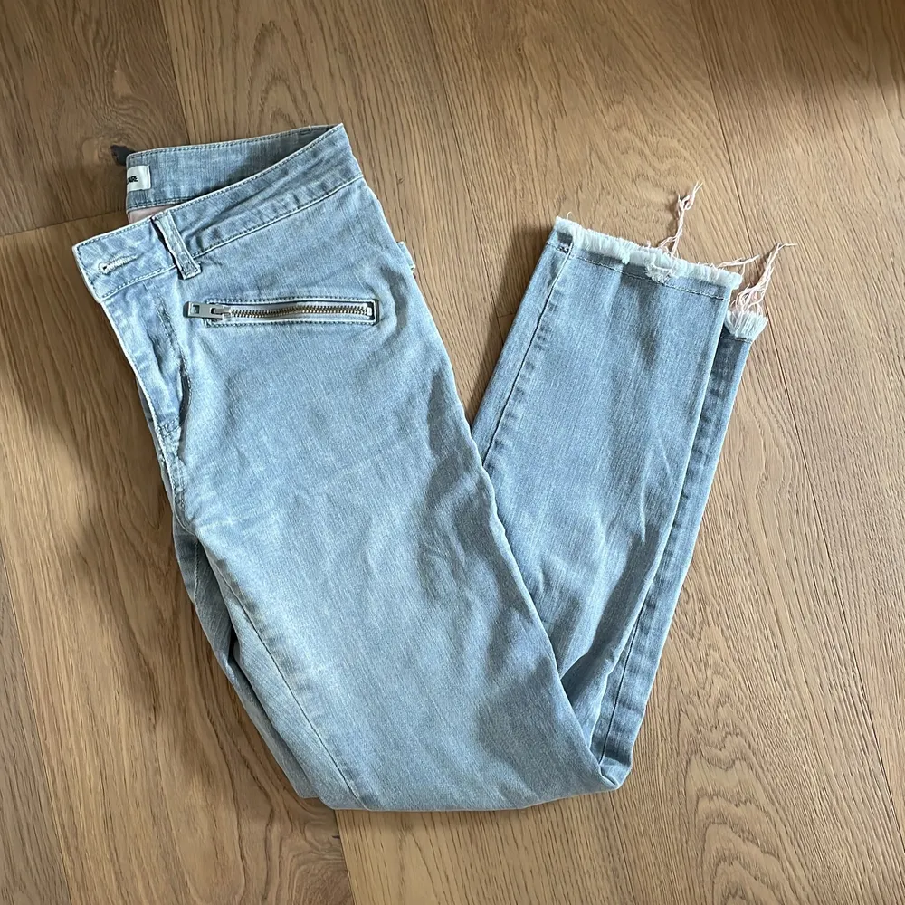 Snygga jeans från zadig med lite coolare detaljer.. Jeans & Byxor.
