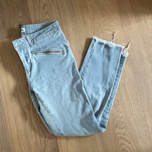 Zadig jeans i grå tvätt - Snygga jeans från zadig med lite coolare detaljer.