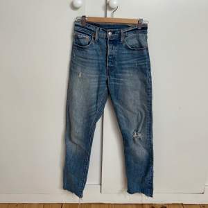Ett par jeans från Levis, passar en ganska kort xs-s