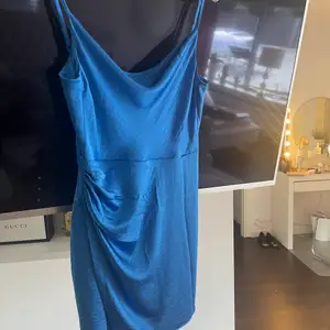 Blå silkes klänning från Gina tricot, jätte fin blå färg. Aldrig använd, storlek 38💜💗