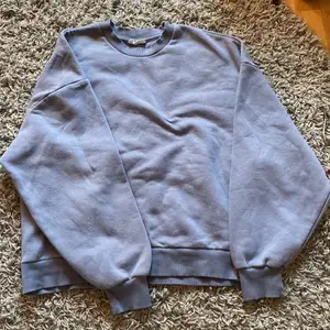 En blå sweatshirt från gina i storlek M men passar som en S köpt för 249