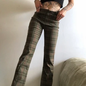 Unknown brand, checkered pants, size M/L - Stretshiga byxor, storlek M/L, jag är 179. Rutiga, saknar en knapp. 