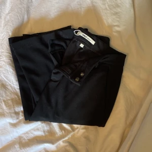 Bootcut kostymbyxor  - Bootcut only kostymbyxor i storlek XS. Välanvända men är fullt hela. Ordinarie pris 300kr men väljer att sälja för 100 plus frakt.
