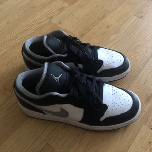 Air Jordan 1 Low Black medium grey strl 38 - Säljer mina Air Jordan 1 Low Black 'Medium Grey',  de är liiiite creasade men använda ett fåtal gånger bara. Så otroligt fina men har för många skor 💔