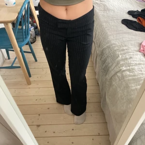 Lågmidjade kostymbyxor från Vero Moda ! - Jättefina, lågmidjade kostymbyxor som är så sköna! Säljer p.g.a att dom är förstora. Jag har sytt upp dom så det går att göra dom längre genom att sprätta upp sömmen🤍🤍