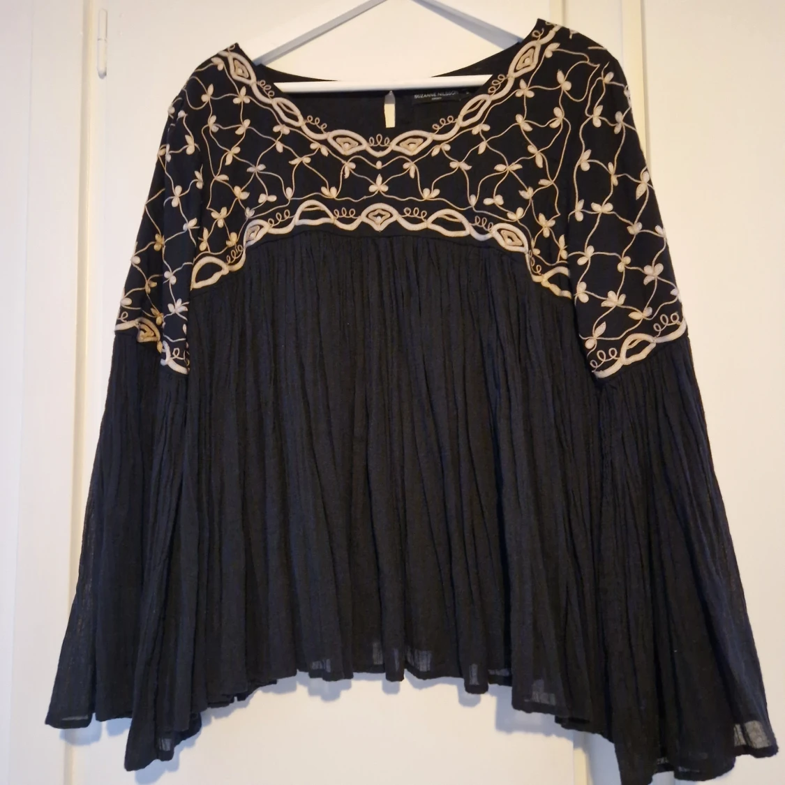 Underbar top/blus med broderier och trumpetärm