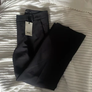 Cropped kostymbyxor - Oanvända kostymbyxor från BikBok. Storlek S. Köparen står för frakten, ansvarar ej för postens slarv😊👍🏽