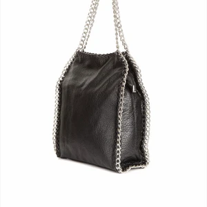 Tiamo väska - Säljer min tiamo väska då den inte kommer till användning, dock är dragkedjan trasig där bak på väskan💕