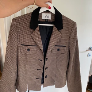 Rutig kavaj - Otroligt fin rutig kavaj köpt på beyond retro men aldrig använd pga har en liknande redan. Lagom axelvaddar och sitter otroligt fint. Passar mig som är en storlek S perfekt. 