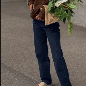 Mörkblå jeans - Ett par jätte najs jeans från amalie stars kollektion med nakd!!  Midwaist i storlek 36👌🏼 har en defekt som syns på sista bilden, använts max 4 gånger💓💓 