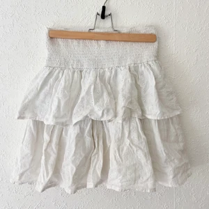 Populär volang kjol - Har en liten skråma som man ej tänker på (bild 2) Byter gärna plagg. ♻️ Betalning via Swish, frakt tillkommer.💌