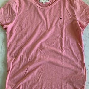 Tommy Hilfiger t-shirt - Säljer denna tommy hilfiger t-shirt då den inte kommer till användning. Säljer denna för 100kr+ frakt💗