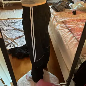 Jätte sköna coola adidas byxor Storlek L men passar M💓