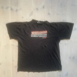Vintage T-shirt  - En snygg vintage tröja med perfekt slitning vid kragen o urtvättad färg. Skicket är 8/10 om man bortser från färgen och slitningarna. Den är storlek XL men sitter mer som en boxy L