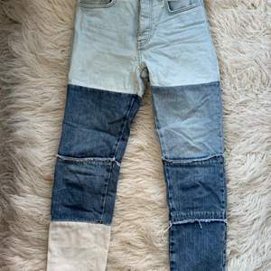 Snygga Jeans från Elsa hosk sammarbete med BikBok. Olika blåa nyanser. Fungerar både som en tightare modell och som lösare. Ankellånga i storlek s. Använda men i fint skick. Köpare står för frakt.