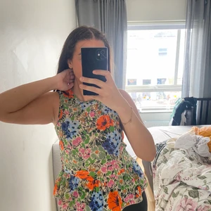 Blommig topp  - Storlek M använt 1 gång 