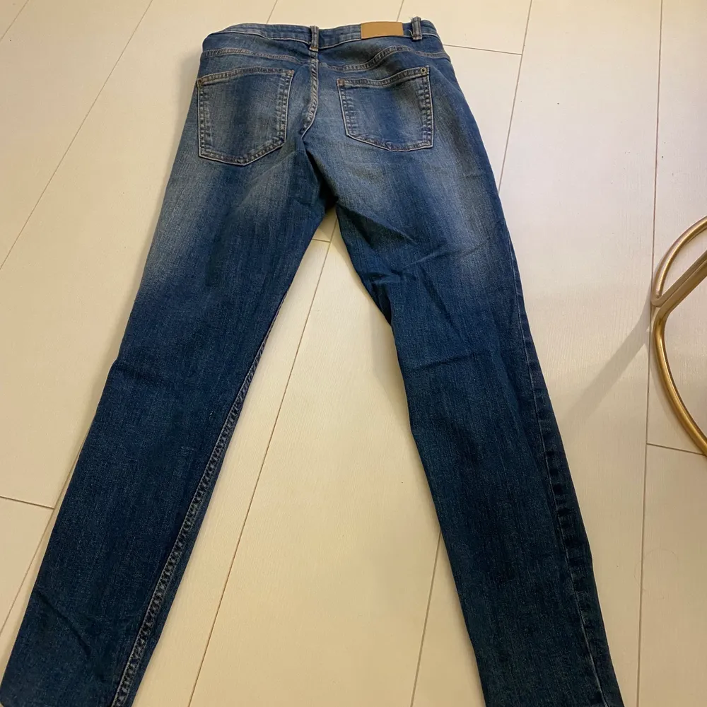 Säljer nu dessa jeans ifrån jac queline, i stolek w/28 och L/32, sitter jättefint på och superfint material, säljer för 100kr+frakt inga fläckar eller hål som inte ska vara där, kom privat för mer info (pris kan diskuteras)🫶🏻🫶🏻🫶🏻. Jeans & Byxor.