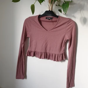 Croppad topp med volang - Som ny, använd 2-3 gånger. 