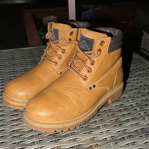 Mckinley Skor - Säljer dessa MCKINLEY Skor som är perfekta inför hösten🍁Har använts hyfsat många gånger men är i hyfsat bra skick💗Orginal priset är ca 600kr <3