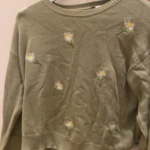 Blommig stickad tröja - Jättesöt tröja 🌼 Sage-grön färg med små broderade blommor. Först till kvarn gäller! 