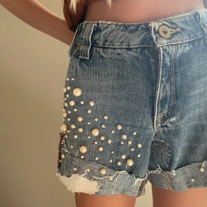Vintage shorts  - Jeansshorts low waist Strl 31 men passar en S/M beroende på önskad fit Pärlorna har jag sytt på själv