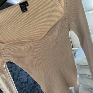 Storlek S skulle passa Xs  - Aldrig använd pga för liten 