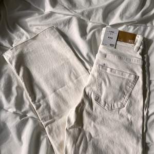Vita jeans från Lager157, med alla lappar kvar. Strl XXS, motsvarar W24. Nypris 300kr. Ankellängd på mig som är 170cm, hög midja och vida ben. Säljes pga för små för mig! 