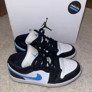 Jordan skor - Så snygga skor som jag köpte i början av sommaren💗Säljer på grund av att dom inte kommer till användning. Har använt fåtal gånger men är i bra skick👌 (Kontakta privat om andra bilder eller om andra frågor) DET ÄR GRATIS FRAKT PÅ SKORNA!!!