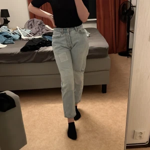 Levis vintage jeans strl 36 - Äkta Levis jeans från 80-talet, lappade med lite hål. 
