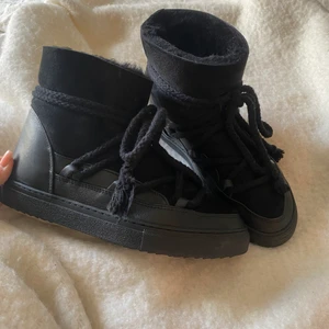 Inuikii skor  - Säljer mina inuikii skor som är näst intill oanvända i storlek 38. Köptes i november på NK för 2700kr. Köpte dessa som vinterskor men dom har tyvärr inte kommit till användning. Skriv för fler bilder. (kan tänka mig att byta mot dom beiga i samma storlek)