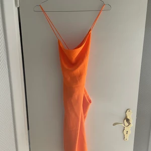 Satin klänning  - Helt ny klänning från Nelly. Lite liten i storlek därför säljer jag den vidare. Storlek M men är mer som en S. 