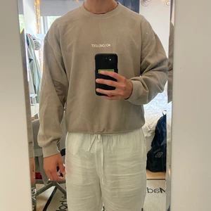 Retro sweatshirt - En retro sweatshirt med texten ”no love lost” i strl S (M). Riktigt snygg och skön samt i väldigt bra skick. Säljer pga överskott på kläder just nu:)