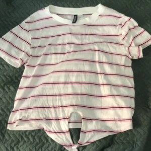 Randig tshirt  - Randig tshirt med knytning i midjan! Super fin och använd Max 2 ggr! Som ny! 