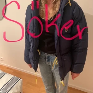 Söker fjällräven jacka - Hej! Jag söker en fjällräven jacka i storlek XXXS eller XXS! Vill helst ha färgen mörkblå men hör av dig gärna ändå!❤️ Budar högst 2.500🤩 Meddela mig om du har vad jag kollar efter!😘