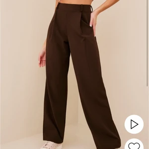 Oanvända byxor  - Ett par helt nya oanvända bruna superfina kostym- ish byxor! Super sköna och perfekt vida nedtill! Bara provade hemma. Storlek S och ord. Pris är 399:- (köpta på Nelly) 🤎