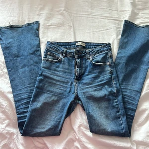 Gina - Säljer nu mina jenas från Gina som är bootcut som sitter ungefär mid Rise, säljer då de är försmå för mig, de är slitna längst ner(fråga om bild)💕ny pris va 300 kr och säljer för 80kr + frakt