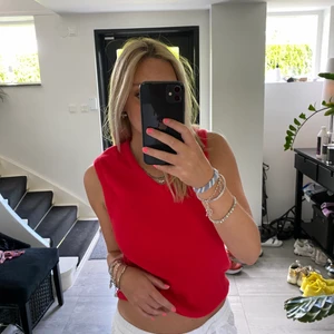 Röd väst - Så fin röd väst köpt på secondhand! Bra skick! Köparen står för frakten