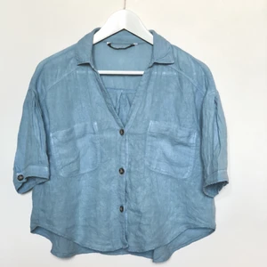 Kortärmad linneskjorta Zara - En jättefin ljusblå skjorta i 100% linne. Inköpt våren 2022 och använd ett fåtal gånger.