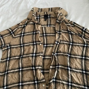 Flannel  - Flannel skjorta från hm herr. Storlek xxl men sitter som m/l. Den är dock oversized 