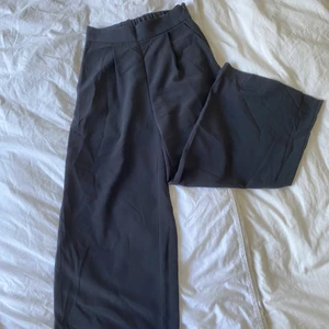 Kostymbyxor Monki - Säljer ett par kostymbyxor från Monki i strl 34. Har dragkedja på ena sidan. Kolla gärna in mina andra annonser💜💜 