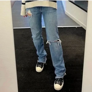 Intressekoll på mina favorit jeans! - Säljer dessa snygga jeans!❤️ Jag köpte de här på plick för 800. De är i storlek 34 men passar 36/32💓