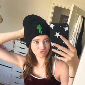 Mössa - Billie Eilish mössa. Knappt använd. Tror striden ej finns kvar. Frakt tillkommer på 28kr.