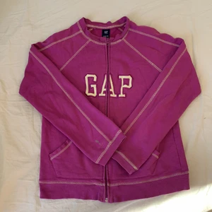 Gap zip-up - Cool zip-uphoodie från Gap!! Det är barnstorlek xl, men skulle säga xs/s☀️ Kontakta för fler bilder, ANVÄNDER INTE NYA FUNKTIONEN, frakt 63kr💕