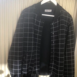 American Apparel Jacka - Jacka från American Apparel för några år sedan men inte så mycket använd! Endast lite nopprig och är stor i storleken för att ge ’oversized’ stil.