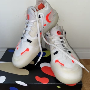 James harden Vol.5 - Basket skor  Strl 43 Använda 3 ggr för handboll så lite smutsiga