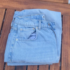 Gina Tricot Jeans - Gina jeans. Använda ganska många gånger. Älskar dessa men jag inte använt dem på ett tag nu så tänker att jag aldrig kommer använda dem igen. Köpa för 200 men säljer nu för 50kr.