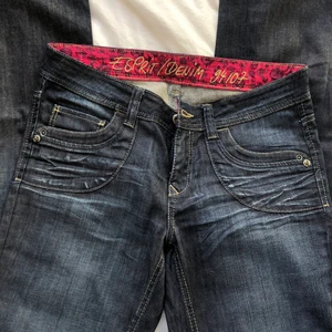 Lågmidjade jeans - Ett av mina secondhand fynd i bra skick från esprit, jättesnygga men kommer inte till användning då jag har andra i samma färg! Sitter lite baggy på mig som är en 27/32 