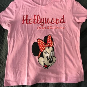 Dolce and Gabbana Tshirt - Super söt tshirt i märket Dolce & Gabbana! Storlek XL i barn storlek! Super söt baby tee! Väldigt strechig material dock så passar mig som har typ s/m! 